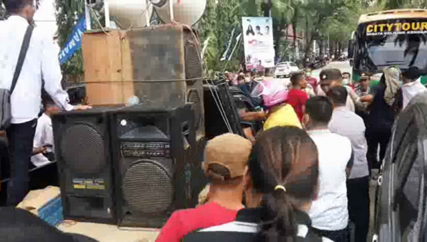 Desak Gubernur Sultra Dipenjarakan, Seorang Massa Aksi Dipukuli