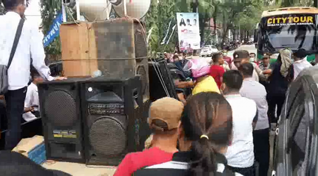 Terduga pelaku (Pakai Helm, Baju kuning) saat mengayungkan tangan kepada korban yang berada dalam mobil pick up yang digunakan massa aksi