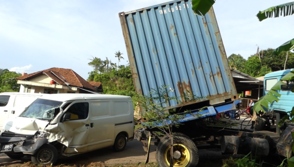 Tak Kuat Menanjak, Truk Kontainer Seruduk Mini Bus