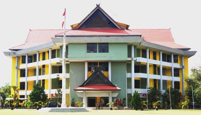 Delapan Guru Besar di UHO Resmi Dikukuhkan