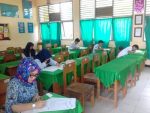 Ujian susulan untuk siswa SMP yang dilaksanakan di SMP 9 kendari pagi tadi. FOTO ; ILHAM