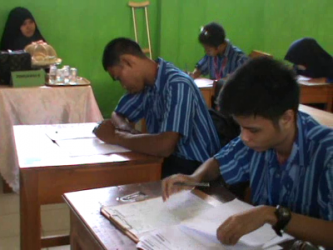 berketerbelakngan mental ini antusias mengikuti UN di SLB Mandara. FOTO : FT