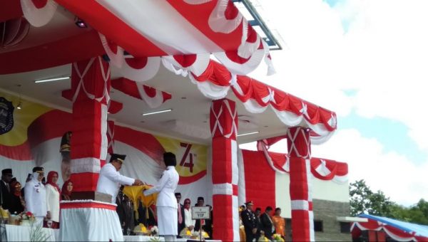 ﻿Umi Fathur Kelahiran Raha, Pembawa Baki Sang Merah Putih di Wakatobi