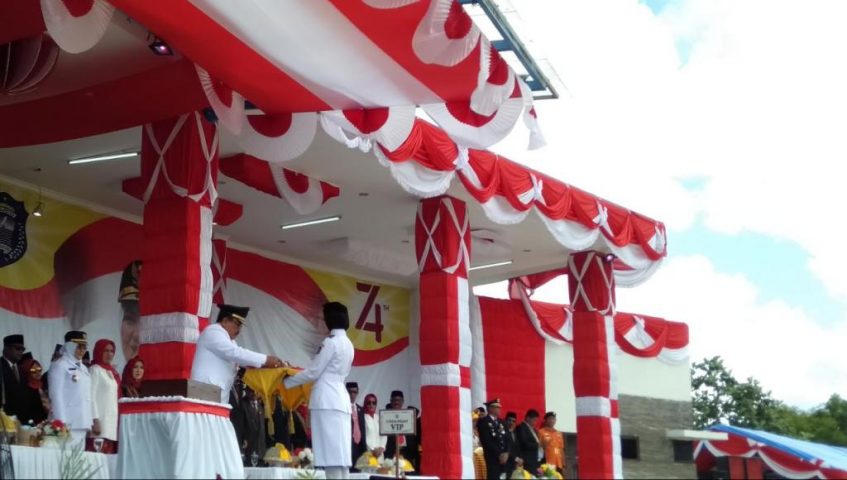 Umi Fathur Kelahiran Raha, Pembawa Baki Sang Merah Putih di Wakatobi