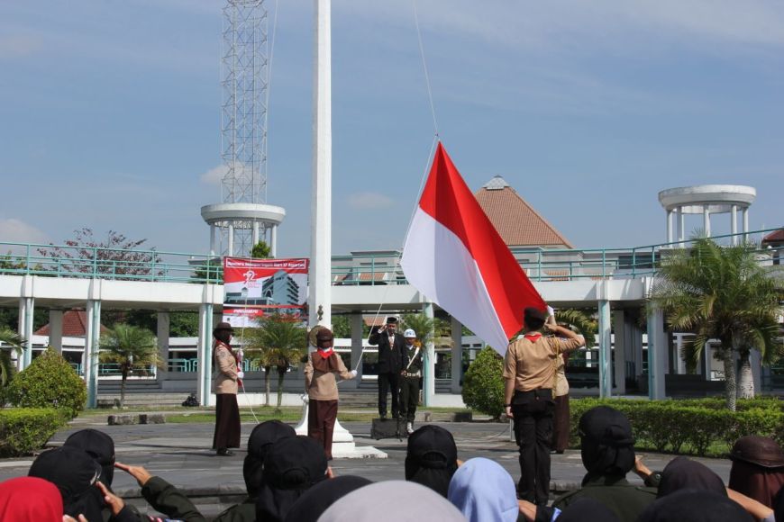 Pengibaran Bendera merah putih di halaman kampus Universitas Muhammadiyah Yogyakarta (UMY). FOTO : NADHIR ATTAMIMI