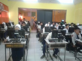 Suasana pelaksanaan UNBK di SMP 1 Bissabu Kabupaten Bantaeng. FOTO : SYAMSUDDIN