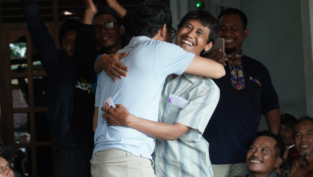 Di Desa Weru, Sandiaga Uno Membuat Genting, Dapat Sumbangan Dari Penjual Beras