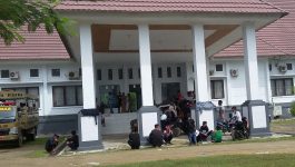 Jalanan Rusak, Warga Matarawa Berunjukrasa di DPRD Muna