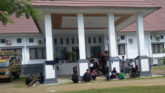 Warga Desa Mataraya bersama Forum Komunikasi mahasiswa Batupteh saat menggelar aksi unjuk rasa di DPRED Muna. FOTO : LA ODE AWALUDDIN