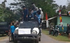 Pengunjurasa dari Desa Sidamangura meminta kepada kejaksaan negeri Raha untuk memeriksa Kepala Desa Sidamangura terkait penyalagunaan ADD tahun 2016. FOTO : LA ODE AWALUDDIN