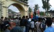 Aksi unjuk rasa warga Sidamangura di kejari Muna dan meminta untuk segera memeriksa kepala desa Sidamangura. FOTO : LA ODE AWALUDDIN