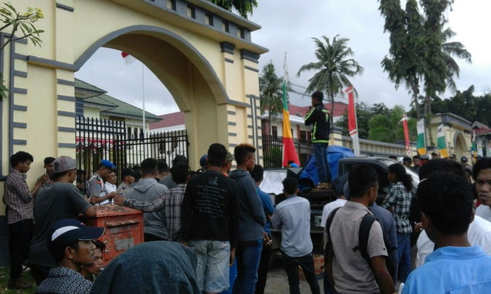 Aksi unjuk rasa warga Sidamangura di kejari Muna dan meminta untuk segera memeriksa kepala desa Sidamangura. FOTO : LA ODE AWALUDDIN