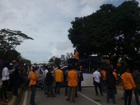 Aksi unjuk rasa Mahasiswa yang tergabung dalam KBM Universitas Halu Oleo yang menetang adanya aksi Uang Pangkal dari mahasiswa di kantor Rektorat UHO. FOTO ; LM FAISAL