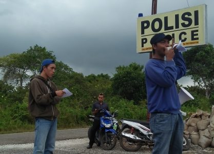 Korlap KMW Emen Lahuda saat menggelar orasi di depan mapolres Wakatobi. FOTO : ADY