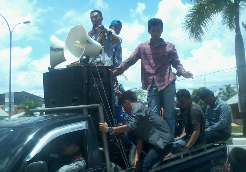 Aksi mahasiswa saat melakukan unjuk rasa di depan kantor Perum Perumnas Cabang Kendari. FOTO : ISWANTO