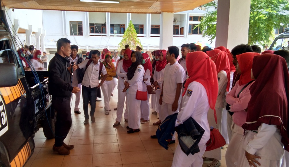 Aksi unjuk rasa perawat se Sultra di DPRD Sultra beberapa waktu lalu. Sayang aspirasi tersebut tidak dapat disampaikan mengingat tak satupun anggota DPRD yang hadir. FOTO ; IRFAN CHANDRA