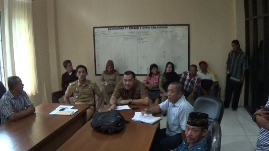 warga Watalara Kecamatan Baula mendatangi kantor DPRD Kolaka untuk menyampaikan tuntutan agar Pilkades watalara di ulang. FOTO : ASDAR LANTORO