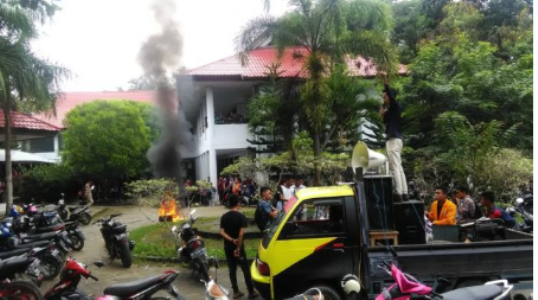 Aksi unjukrasa mahasiswa UHO yang kecewa dengan rektor sebelumnya usman Rianse di depan Fisip. FOTO : ILHAM