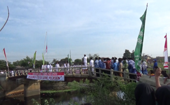 Masyarakat Desa Karangrandu, Kecamatan Pecangaan-Jepara menggelar upacara kemerdekaan RI ke 72 di atas jembatan Sungai Gede Karangrandu, Kamis (17/8/2017). FOTO : DSW