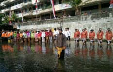 Warga Tegal Panggung, Danurejan yang bertempat dibantaran Kali Code menggelar Upacara Bendera Hari Kemerdekaan RI ke-72 ditengah Sungai Code FOTO : NADHIR ATTAMIMI