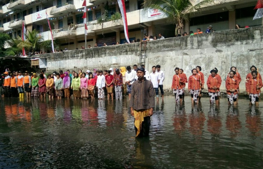 Warga Bantaran Code Gelar Upacara Bendera di Tengah Sungai