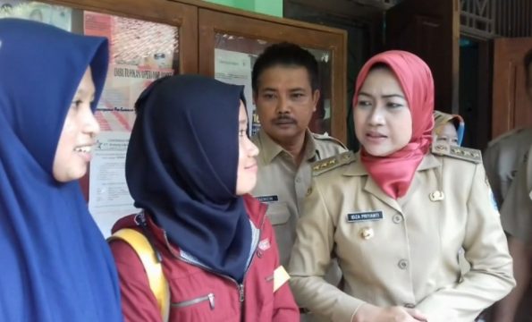 Bupati Brebes Idza Priyanti, usai menggelar halal bi halal di hari pertama kerja. FOTO : NURAKHMAWATI