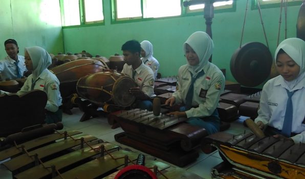 SMK N 1 Batealit kemudian memberi wadah bagi para siswanya untuk belajar seni tradisional melalui ekstrakulikuler karawitan. FOTO : DSW