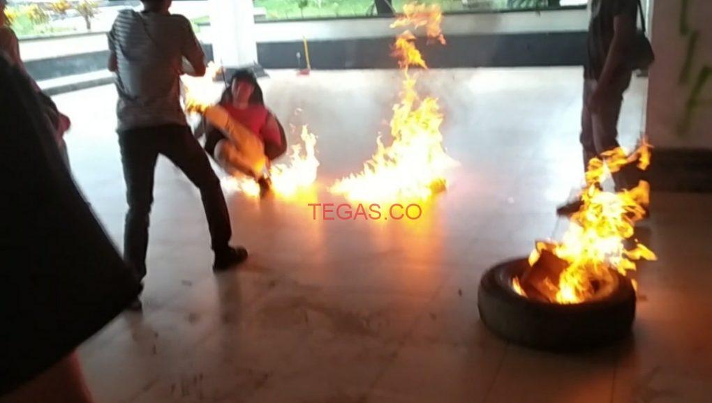 Video, Demo Agraria di DPRD Sultra, Seorang Massa Terbakar﻿