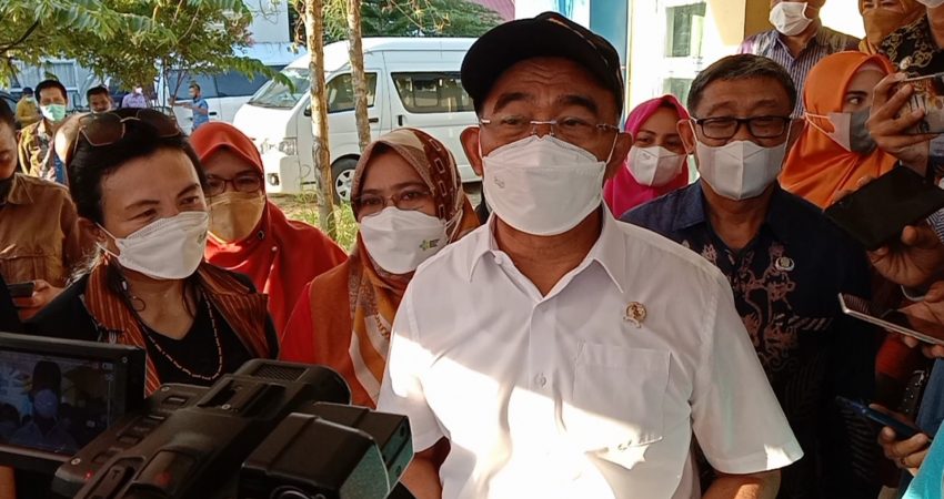 Bertandang ke Dinkes, Menko PMK Tinjau Stok Vaksin di Sultra