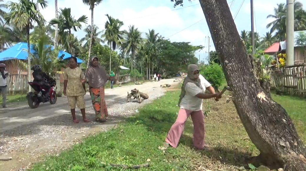 Emak-emak Wakumoro Gotong Royong Blokir Jalan Raha-Lakapera
