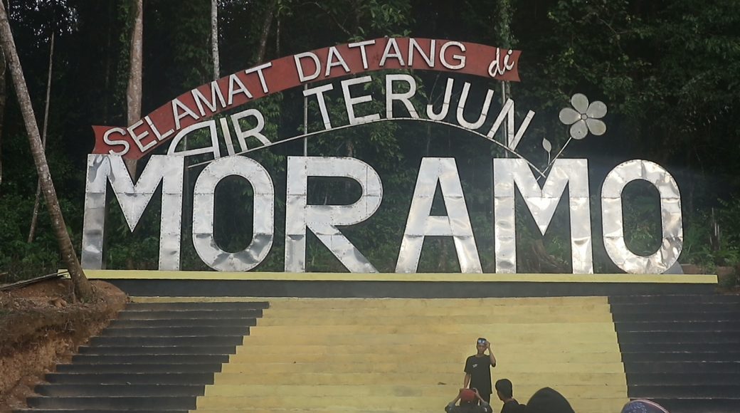 Libur Tahun Baru, Pengunjung Air Terjun Moramo Membludak