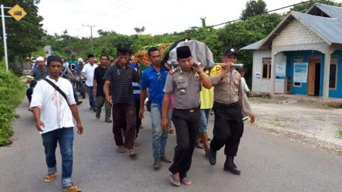Ini Aksi Kapolsek Mawasangka di Rumah Duka