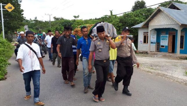 Ini Aksi Kapolsek Mawasangka di Rumah Duka