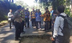 Wakil Bupati Probolinggo (baju batik pakai Topi) saat melkukan monitoring pembangunan jalan di Kecamatan Sumber. FOTO : ASL