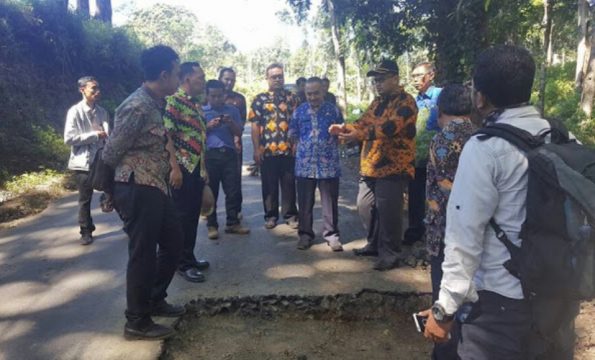 Wakil Bupati Probolinggo (baju batik pakai Topi) saat melkukan monitoring pembangunan jalan di Kecamatan Sumber. FOTO : ASL