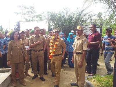 Wabup Konsel DR H. Arsalim didampingi Kadis PMD Drs. I Putu Darta saat melakukan penilaian lomba desa di Desa Tetenggabo, Kec. Sabulakoa FOTO : MAHIDIN