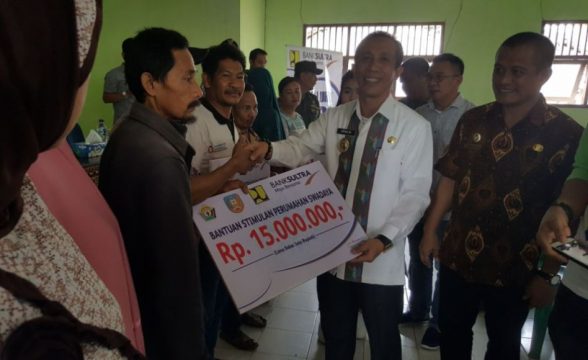 Wakil Bupati Konsel DR H Arsalim Arifin, SE M. Si Saat Menyerahkan Bantuan BSPS Warga Secara Simbolis Di Kecamatan Ranomeeto. Jum'at (21/7/2017). FOTO : MAHIDIN