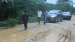 Wakil Bupati Konsel DR H Arsalim Arifin, SE, M. Si Pakai Kopiah Hitam Saat Meninjau Langsung Kondisi Jalan Di Kecamatan Basala FOTO : MAHIDIN