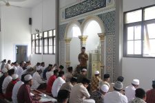 Wakil Bupati Jepara Dian Kristiadi saat menjadi penceramah di salah satu masjid di karimunjawa. FOTO : DSW