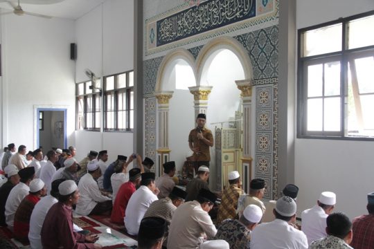 Wakil Bupati Jepara Dian Kristiadi saat menjadi penceramah di salah satu masjid di karimunjawa. FOTO : DSW