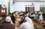 Wakil Bupati Konsel DR H Arsalim Arifin, SE, M. Si Saat Memberikan Ceramah Agama Tadi Malam Di Masjid Raya Kelurahan Ngapaaha, Kecamatan Tinanggea. FOTO : MAHIDIN