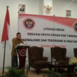 Wakil Gubernur Sultra H. M. Saleh Lasata saat memberikan sambutan di kegiatan dialog Bidang media Massa di Same Hotel Kendari. FOTO : HERMAN