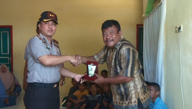 Peduli Ponpes, Kapolres Muna Beri Bantuan Tali Asih