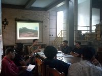 Direktur Eksekutif Wahana Lingkungan Hidup (Walhi) DI Yogyakarta, Halik Sandera saat ditemui Wartawan di Kantor Walhi Yogyakarta. FOTO : NADHIR ATTAMIMI
