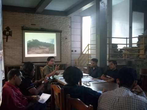 Direktur Eksekutif Wahana Lingkungan Hidup (Walhi) DI Yogyakarta, Halik Sandera saat ditemui Wartawan di Kantor Walhi Yogyakarta. FOTO : NADHIR ATTAMIMI