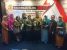 Walikota Kendari Ir. H Asrun bersama Ibu Walikota dan sejumlah kepala SKPD terkait saat menunjukkan tropy pengharagaan Adipura dan dua penghargaan Adiwiyata Mandiri dan Plakat TPA terbaik. FOTO : BAIM