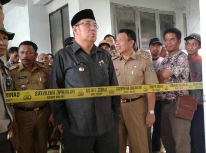 Walikota Kendari Dr Ir H Asrun, saat melihat dari dekat lokasi terjadinya kebakaran,(12/6). FOTO : FA
