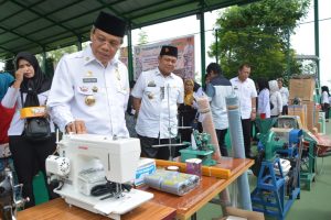 Wali Kota Parepare HM. Taufan pawe mengecek barang bantuan yang akan di berikan. FOTO : JERI