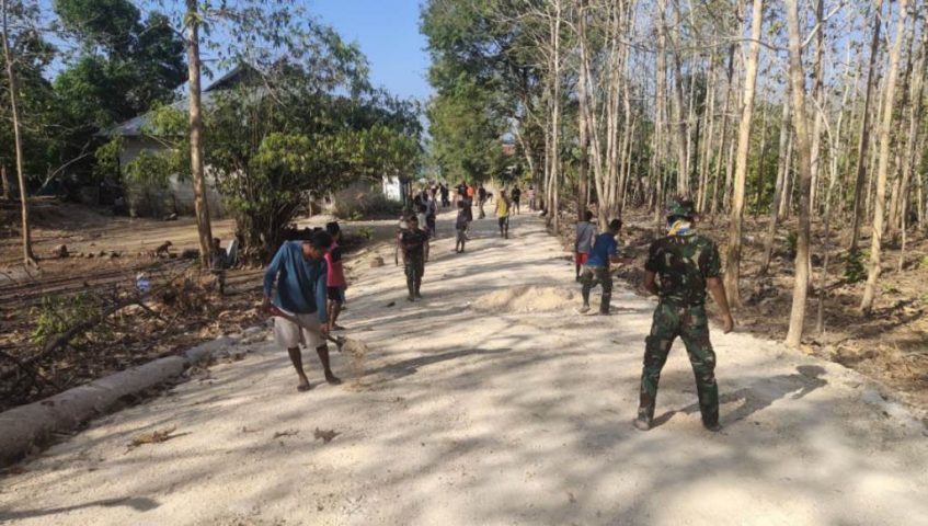 Warga Majapahit Busel Antusias Gotong Royong Bersama TMMD