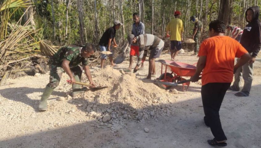 Warga Majapahit Busel Antusias Gotong Royong Bersama TMMD